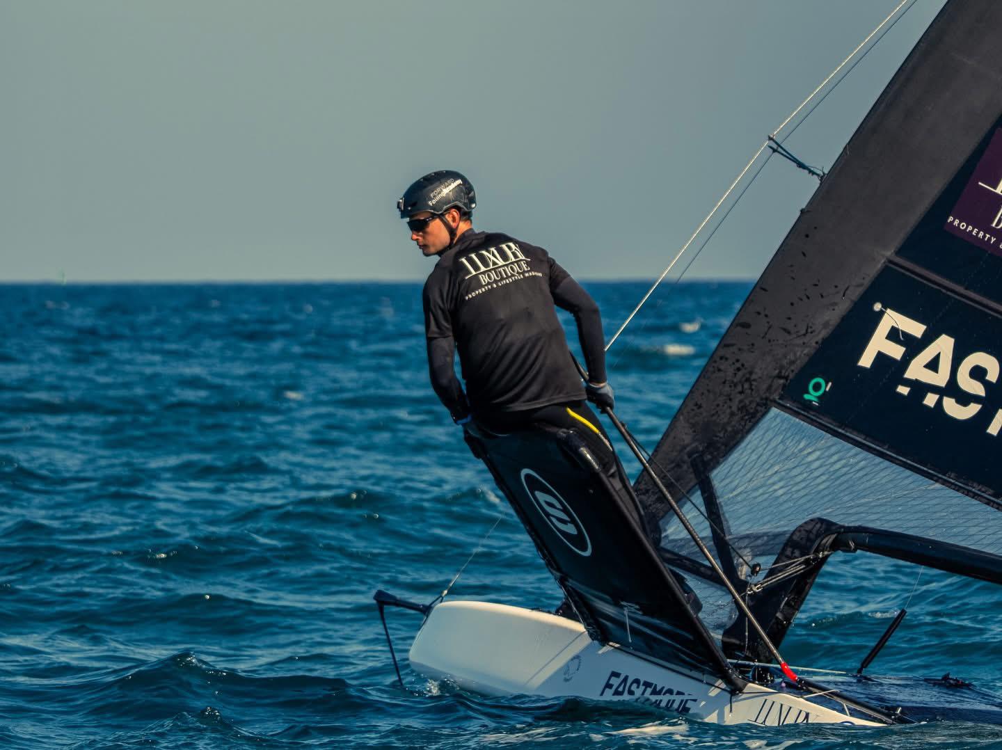 łukasz majchrowski żeglarz w klasie switch na wodzie